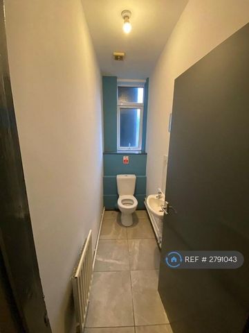 1 bedroom in a flat share to rent - Photo 2