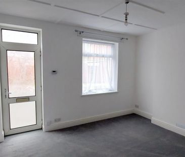 2 bedroom Semi-detached house to rent - Photo 4