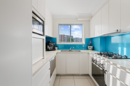 North Facing Rear 3 bedroom apartment Apartment - Photo 4