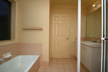 Comfortable Three Bedroom Family Home close to Robina Town Centre and Local Schools - Photo 5