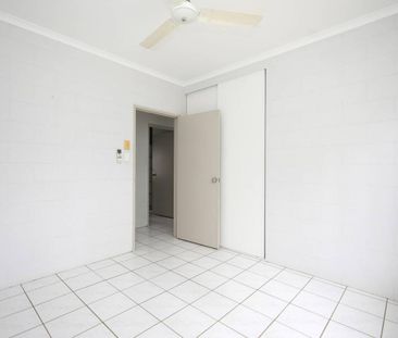 Fantastic Fully Air Conditioned Villa - Garage with Remote - Photo 2