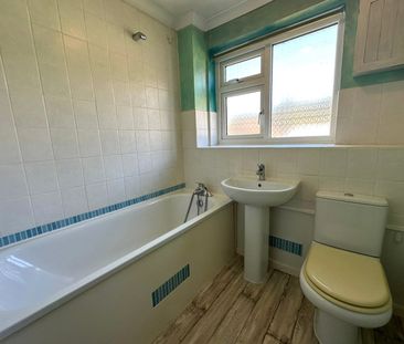 Pinewood Park, Farnborough, Hampshire, GU14 - Photo 6