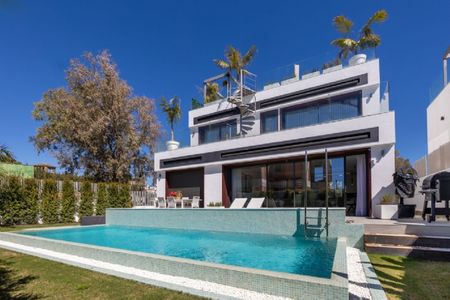 5 Bedroom Villa For Rent in Puerto Banús, Málaga - Photo 2