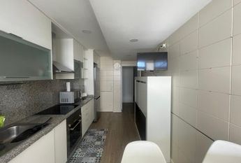 Apartamento T3 localizado na Avenida Dr. Lourenço Peixinho em Aveiro.