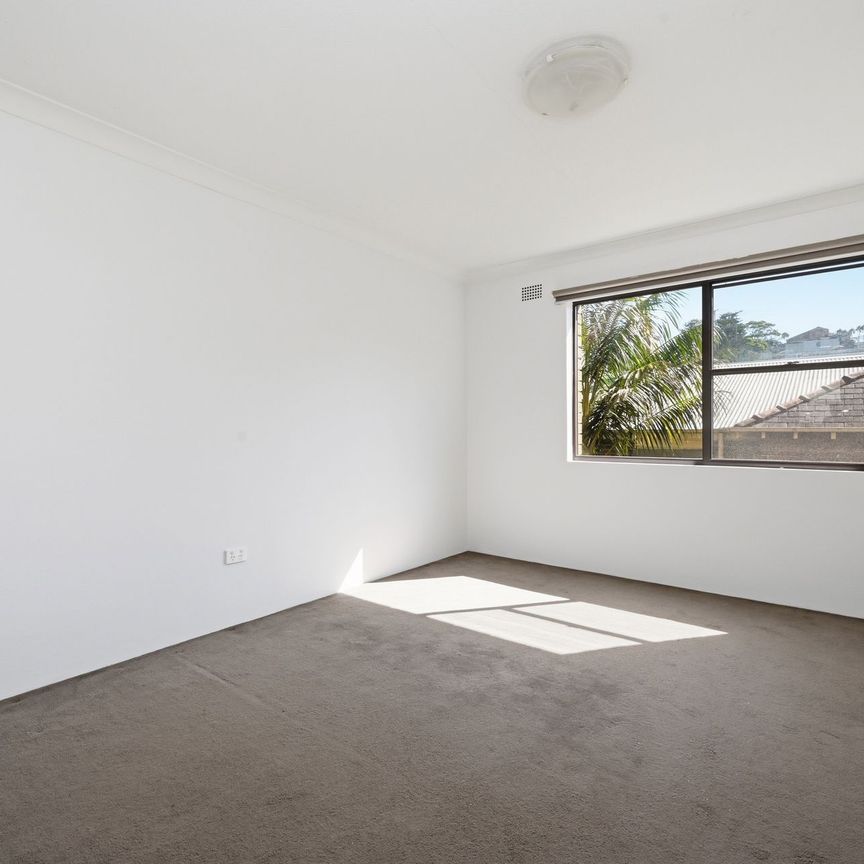 Spacious Apartment With Balcony Walking Distance To Coogee Beach - Photo 1