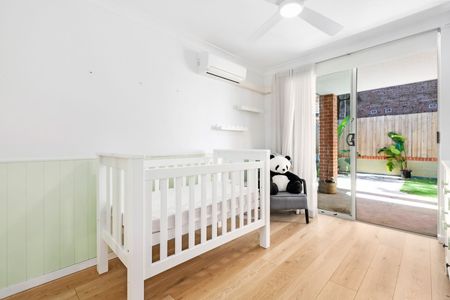 Spacious Apartment with Large Courtyard in the Heart of Kensington! - Photo 4