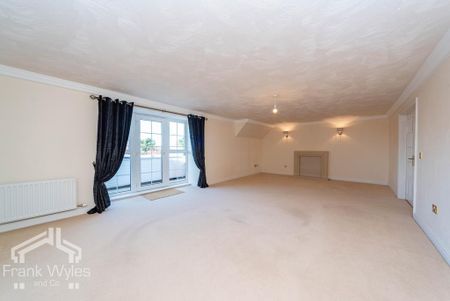 2 bedroom penthouse to rent - Photo 2