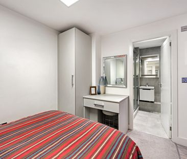 1 bed Apartment To Let - Photo 5