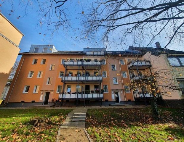 Zum 15.12: 2-Zimmer plus Wohnküche mit großem Balkon, Übernahme EBK möglich - Photo 1