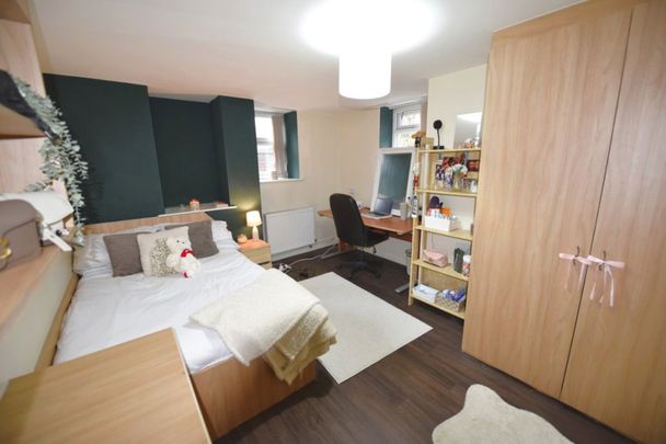 4 bedroom Flat in Wood Lane, Leeds - Photo 1