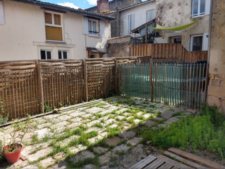 APPARTEMENT EN CENTRE BOURG DE PODENSAC avec cour - Photo 3