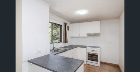 WELL PRESENTED, LARGE GROUND FLOOR UNIT IN A GREAT LOCATION! - Photo 4