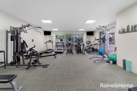 Spacious Modern Apartment in the Heart of Indooroopilly - Photo 5