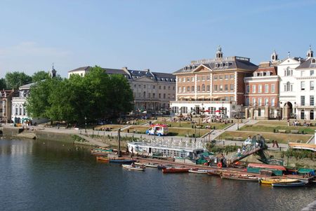 Fabulous Victorian conversion flat with private balcony and off-street parking space. - Photo 5