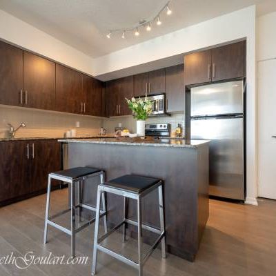 55 BREMNER BLVD - MAPLE LEAF SQUARE - 2 BEDROOM + DEN W/PARKING - Photo 1