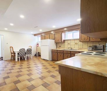 Lower-99Stilecroft Dr | Spacious 2-Bedroom Apartment | Renovated - Photo 2