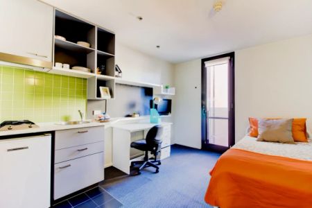 Large Studio with Balcony - Photo 2