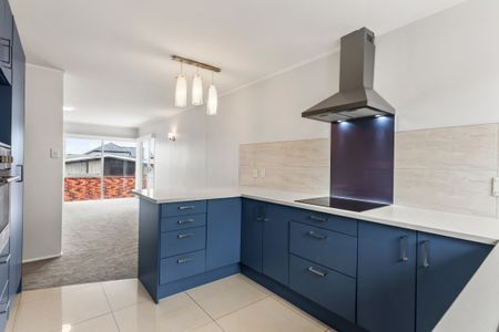 Spacious Unit With Internal Access Garage - Freshly Updated - Photo 3