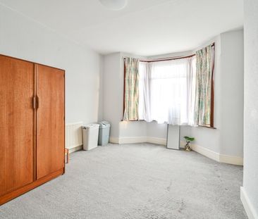 3 Bed Terraced House, Windsor Road, IG1 - Photo 4