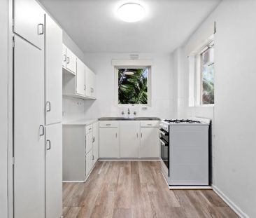 Light-Filled 1 Bedroom Apartment in Prime Armadale Location - Photo 4