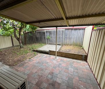 Freshly Painted 3 bedroom home - Photo 3