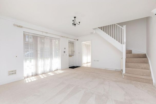 3 bedroom mews to rent - Photo 1