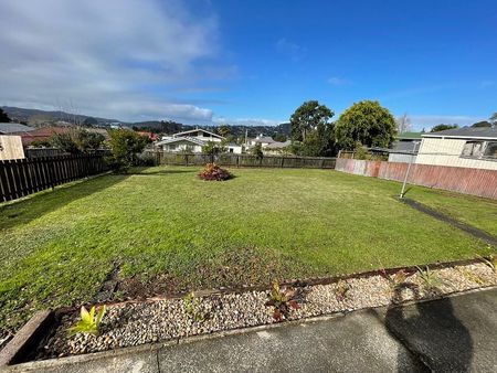 Sunny Tidy 3 bedroom close to central of town - Photo 2