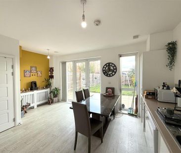 3 bedroom end of terrace house to rent - Photo 3