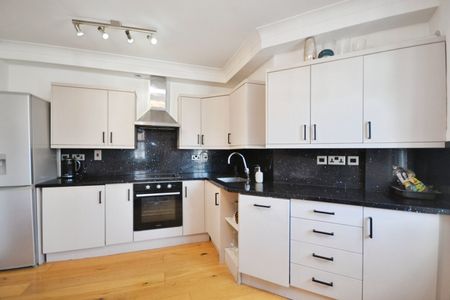 Flat to rent - Pickhurst Lane, Bromley, BR2 - Photo 2