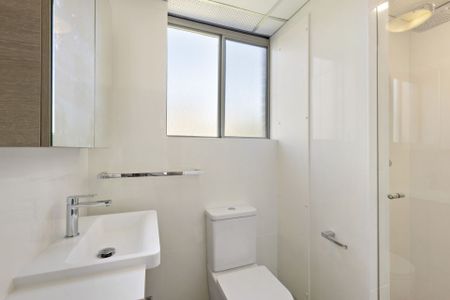 Modern Two Bedroom Apartment in Prime Coastal Location - Photo 5