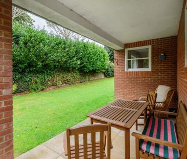 2 Bedroom Flat / Apartment - Headley Close, Alresford - Photo 4