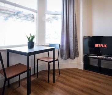 Modern second floor apartment situated next to Lancaster Castle - Photo 3