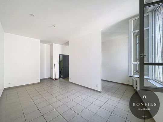 Proche place des Carmes - À louer au coeur d'Avignon intra-muros (84000) : spacieux studio non meublé de 34,92 m², - Photo 1