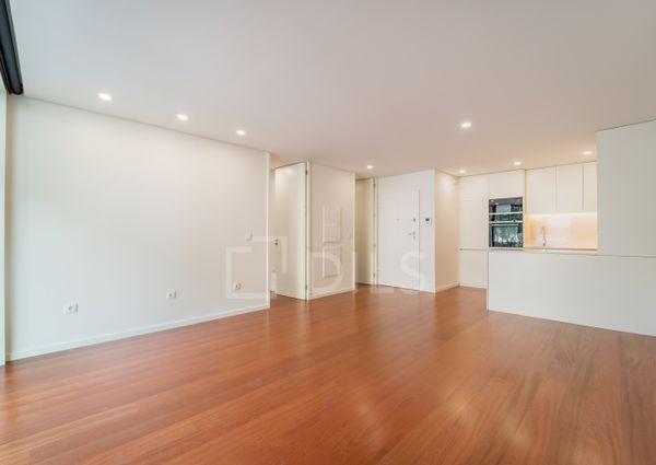 Apartamento T1 com varanda - Novo - Casa da Musica - Rotunda Boavista