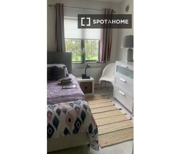 Room for rent in 4-bedroom house in Naas - Photo 2