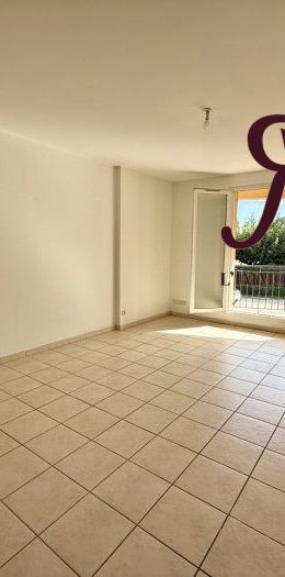 Appartement T2 de 52m² avec terrasse et deux places de parking privatives - Photo 1