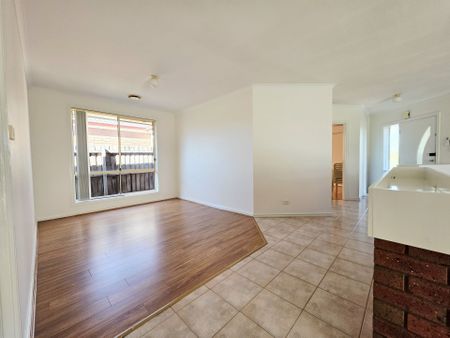 Bright and spacious, three bedroom residence in quiet court location - Photo 2