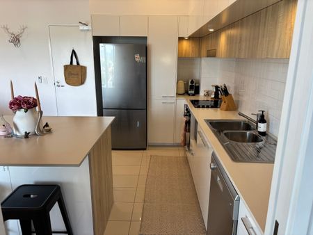 Broadbeach Waters - Photo 2