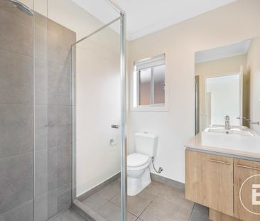 MODERN FOUR BEDROOM FAMILY HOME IN DESIRED SUBURB - Photo 4