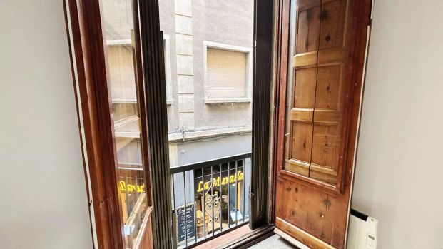 Room with double bed in shared apartment in Barcelona - Photo 1