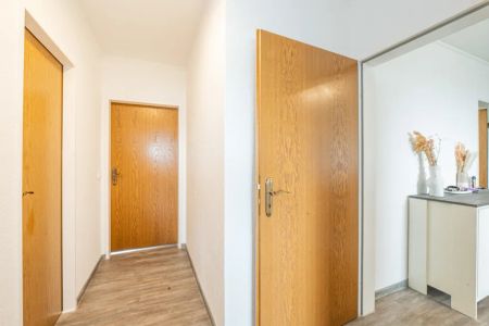 Lichtdurchflutetes Wohnen mit Weitblick – 3-Zimmer-Wohnung im 2. Obergeschoss in Schölisch - Foto 4