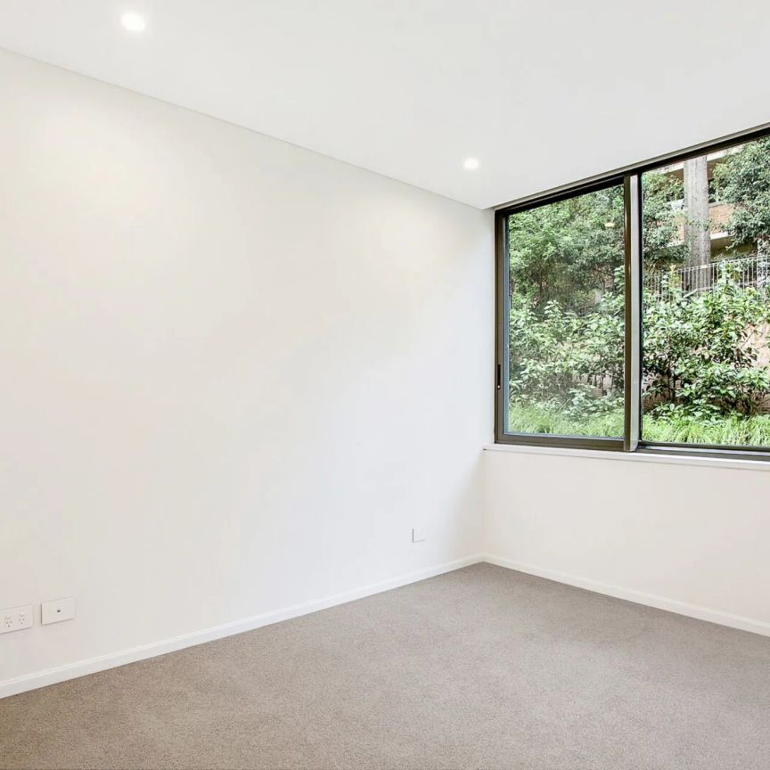 Stylish and Luxurious One Bedroom Apartment with Separate Study - Photo 1