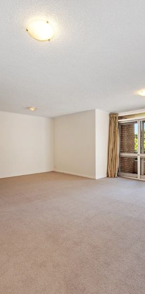 Spacious Apartment in Central Location - Photo 1