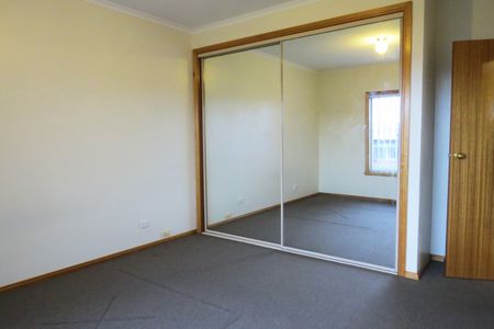Neat one bedroom flat close to all amenities - Photo 3
