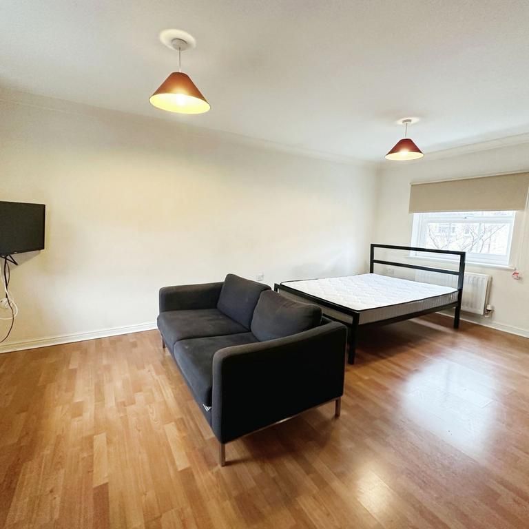 1 bedroom in a house share to rent - Photo 1