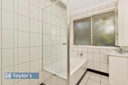 4 BEDROOM FAMILY HOME WITH JUST THE RIGHT SIZED REAR YARD! - Photo 2