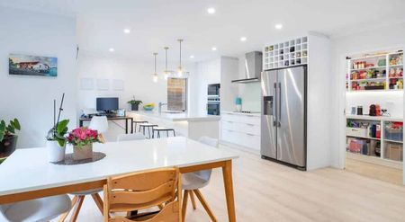 3 Bed Family Home - Photo 4