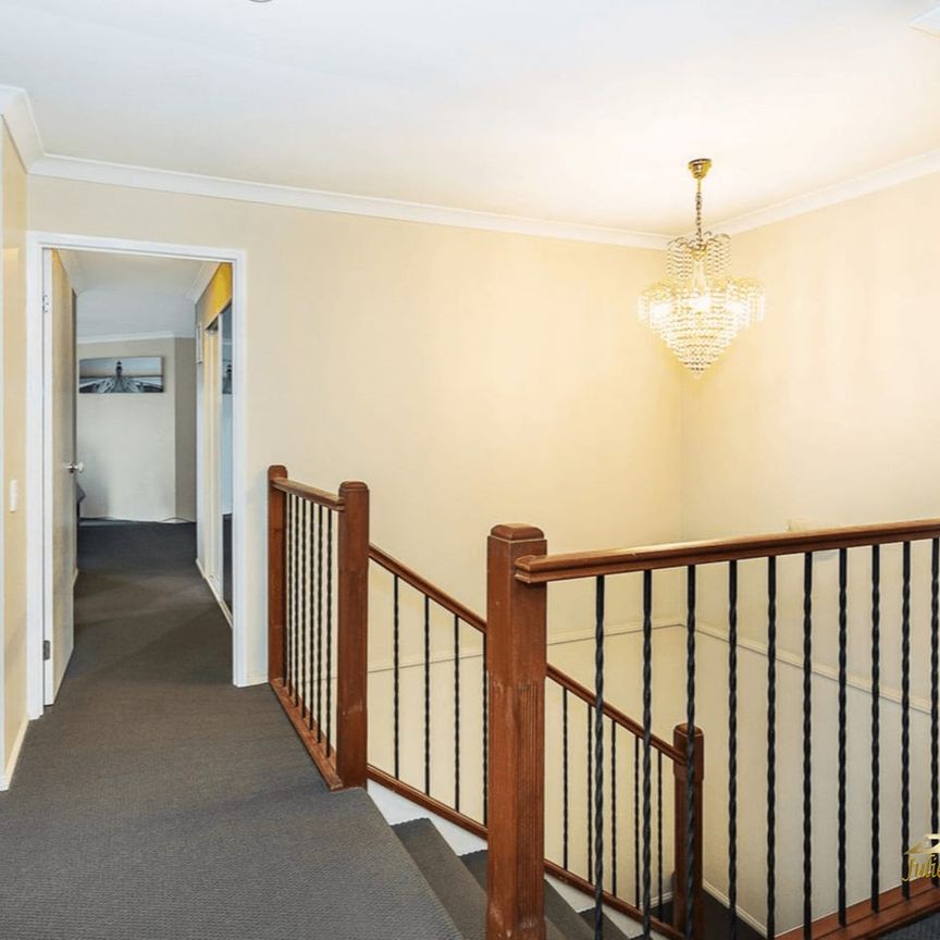 Double Storey Four Bedroom House with 2 living area in quiet neighbourhood & convenient location - Photo 1