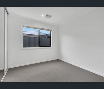 Spacious, Stylish & Ready to Move In! - Photo 4