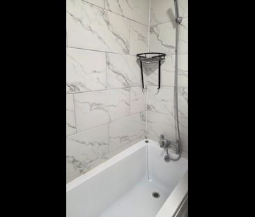 Room in a Shared House, Hamilton Road, SW19 - Photo 4